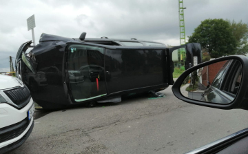 Oldalára borult egy autó a Kisfaludy utcában