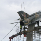 MiG-21 Emlékmű - Pápa - A gép emelése