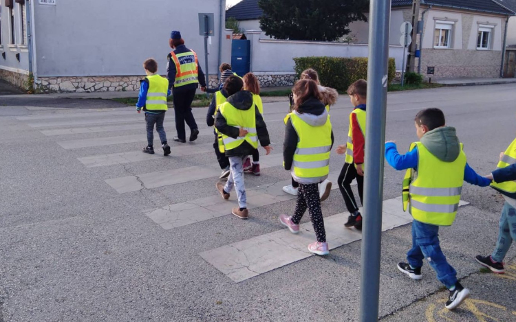 Zebraséta - Rendőrök tanították a pápai kisdiákokat a szabályos közlekedésre