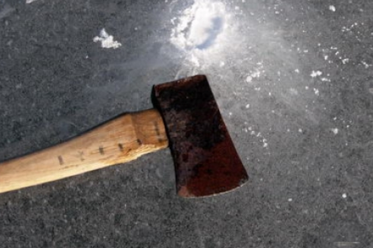 Baltával törte be az ajtó üvegét