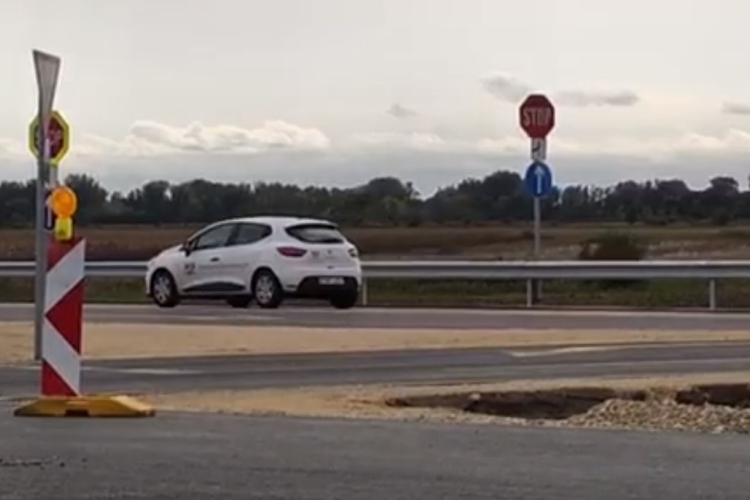 Sokan nem álltak meg a Stop táblánál a 83-ason!