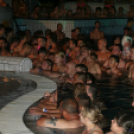 Éjszakai Fürdőzés a pápai Várkertfürdőben