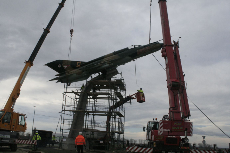 MiG-21 Emlékmű - Pápa - A gép emelése