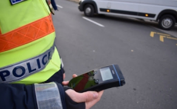 Eltiltás hatálya alatt, ittasan közlekedett a sofőr Pápán