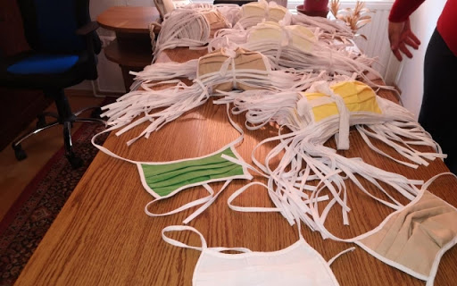 Mától a negyven felettiek kapnak ingyenes szájmaszkot