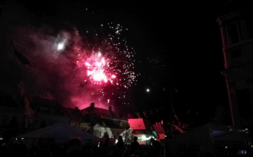 Ablakból, erkélyről senki ne indítson tűzijátékot, de kertből, közterületről szabad