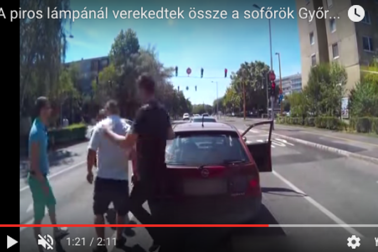 Négyen verekedtek össze egy piros lámpánál, Győrben