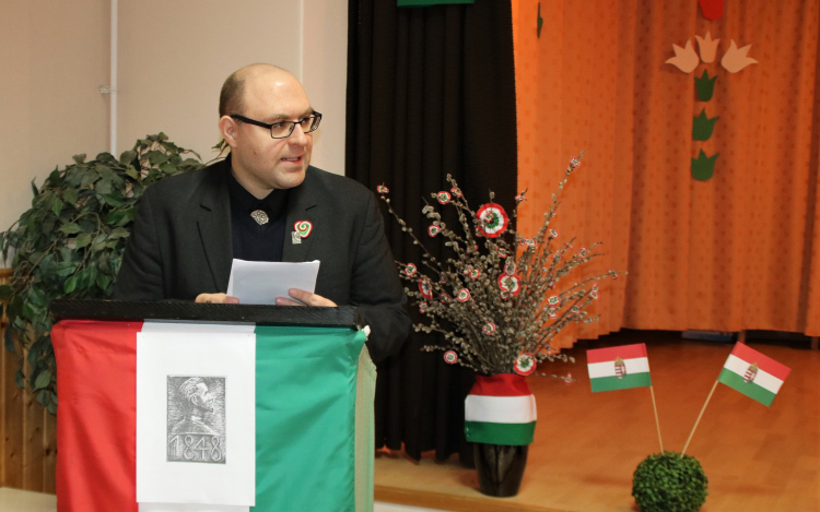 »A jelképek, a szimbólumok szellemi-lelki táplálékaink, hozzátartoznak ember voltunkhoz…«