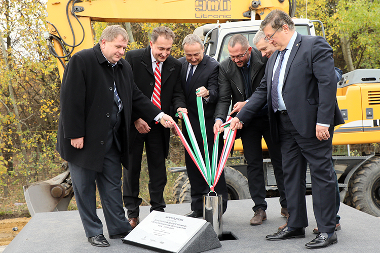 Letették az új 83-as út alapkövét Győrben