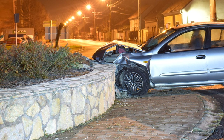 Ittas volt a körforgalomban balesetező sofőr