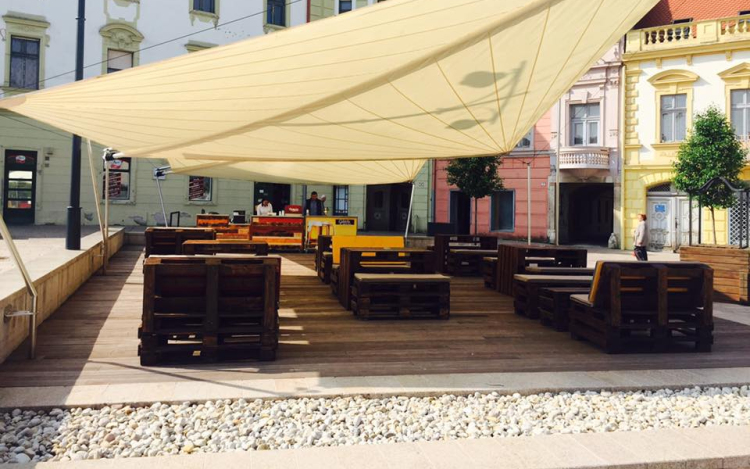 A nyár nagy dobása: Hangulatos fröccsterasz nyílik a Fő téren