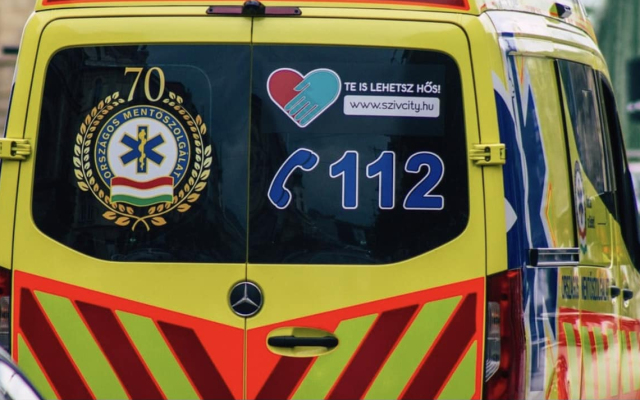 A tetejére borult egy autó a 83-as főúton