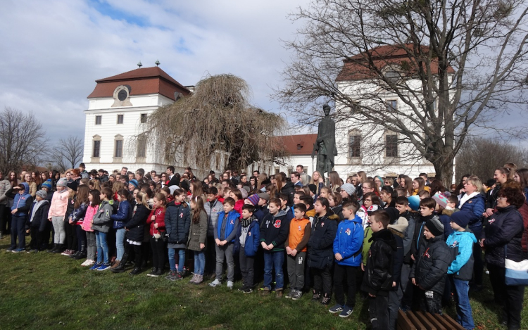 250 diák együtt szavalta el a Nemzeti dalt