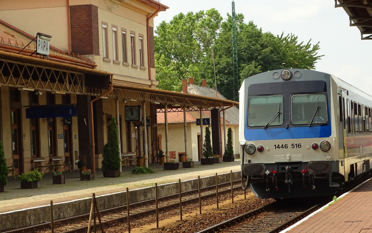 Felújított Jenbacher motorvonatok álltak forgalomba a Celldömölk-Pápa-Győr vonalon