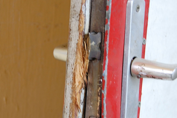 Kétszer is lopott a házból