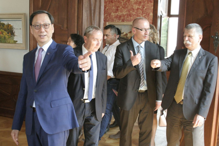 Állami kitüntetést kapott Frank Liu, a Pápai Hús tulajdonosa