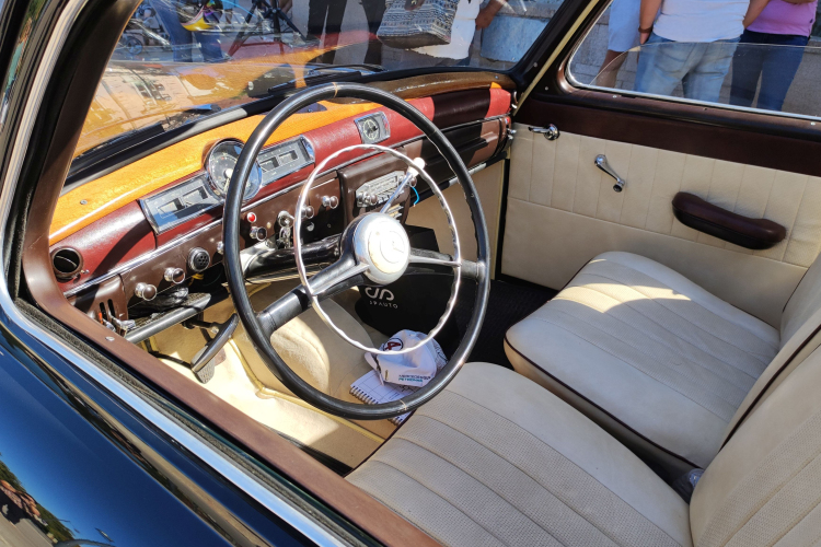 Veterán Mercik a Fő téren