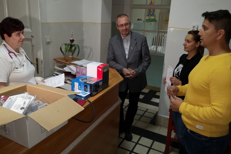 Átadták a döbröntei futóversenyen összegyűlt adományokból vásárolt eszközöket 