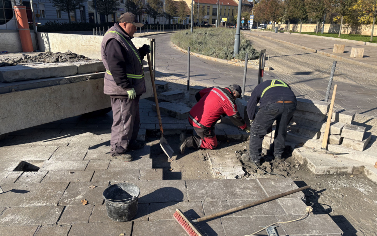 Újra számos kő meglazult a Fő téren, javítják az útburkolatot