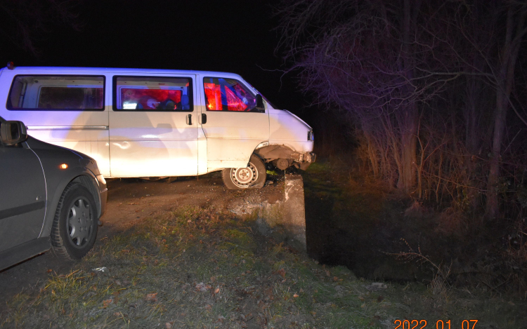 A sofőr elaludt vezetés közben, hatan sérültek meg a balesetben