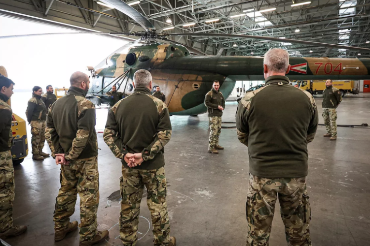 Várható és váratlan helyzetekre is felkészültek a pápai repülésirányítók