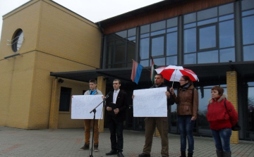 A pápai Jobbik IT ellenzi az uszodabezárást