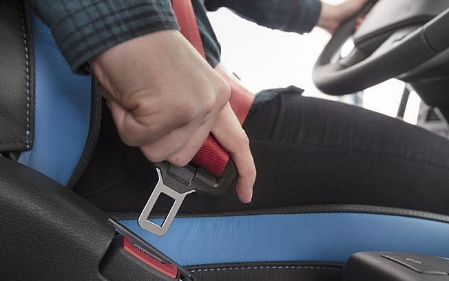 25-en nem csatolták be az övet