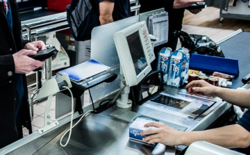 Pénztárosok loptak a pápai áruházban