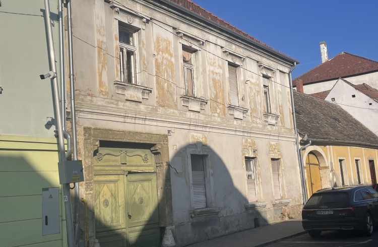 Több konténernyi szemetet szállíttatott el az önkormányzat a Korvin 13-ból