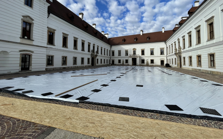 Épül a korcsolyapálya a kastélyudvaron