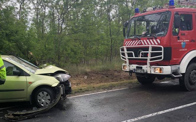 Fának ütközött egy autó a 83-ason