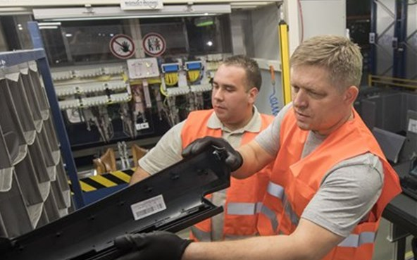 A szlovák miniszterelnök végigdolgozott egy éjszakát egy gyárban