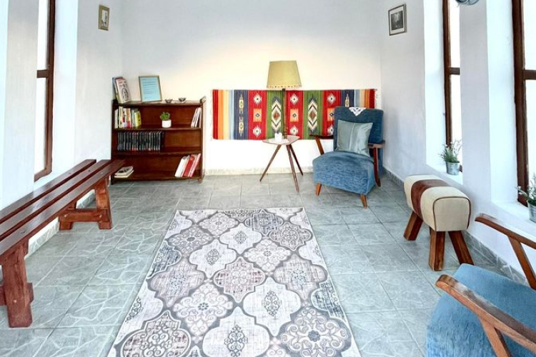 Íme a nagyteveli buszmegálló egyik ötletgazdája!