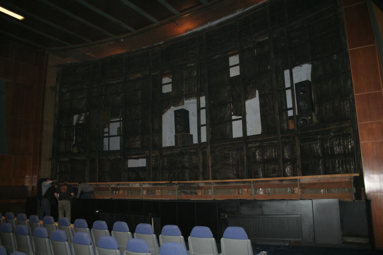 Helyén az új mozivászon a pápai Petőfi Moziban