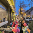 Óvodások karácsonyfa díszítése a belvárosban