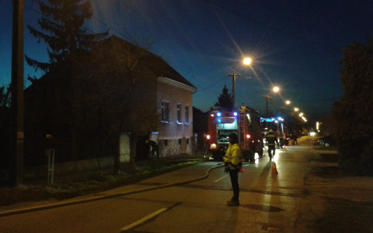 Egy lakóház pincéjében csaptak fel a lángok a Dózsa György utcában