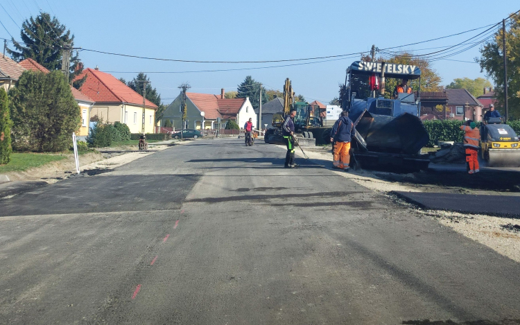 Már a kopó aszfaltréteget készítik a Szabó Dezső utcában