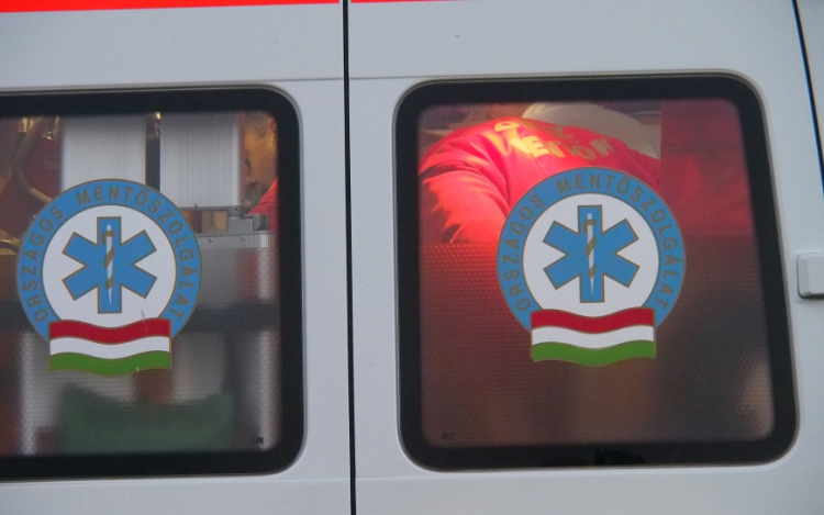 Felborult, majd kigyulladt egy autó az elkerülőnél