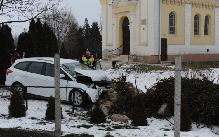 Saját gyermekeit is otthagyta az autóban a baleset okozója