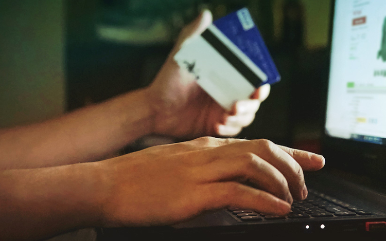 Másfél millió forintot húztak le egy Pápa-környéki férfiról az internetes csalók