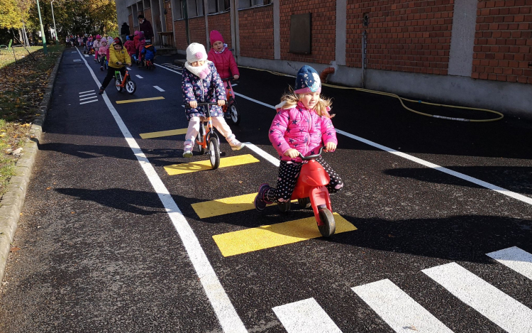 Birtokba vették a gyerekek a Szivárvány ovi új KRESZ pályáját
