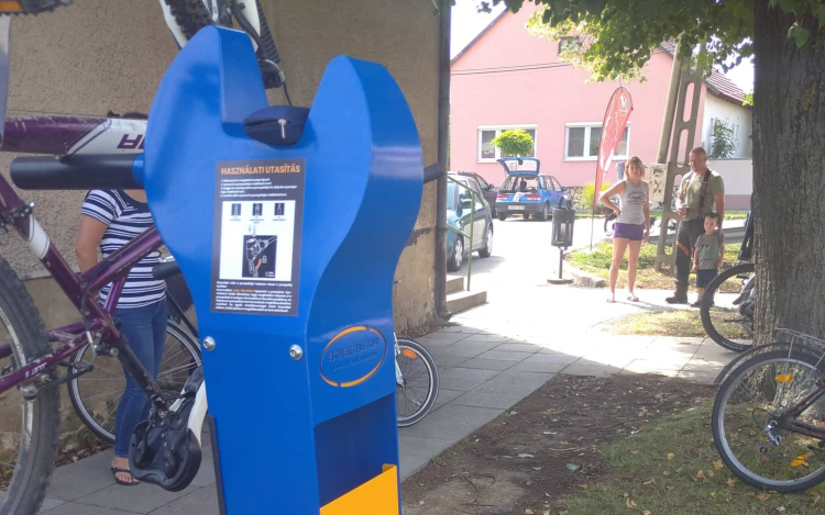 Kerékpáros szervizoszlopot kaptak a bringások Nagytevelen