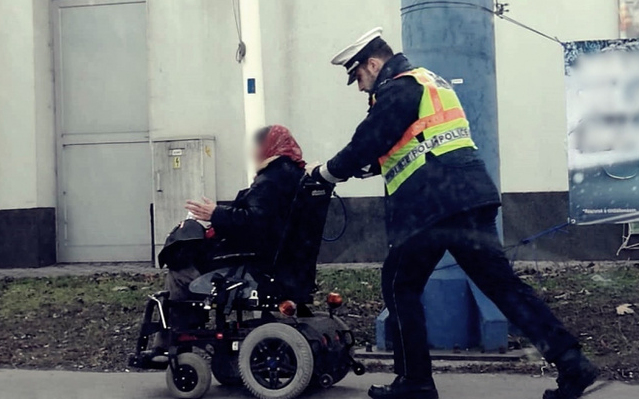 Elromlott az elektromos kerekesszéke, a rendőrök hazáig tolták