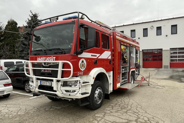 Új tűzoltóautó áll szolgálatba Pápán