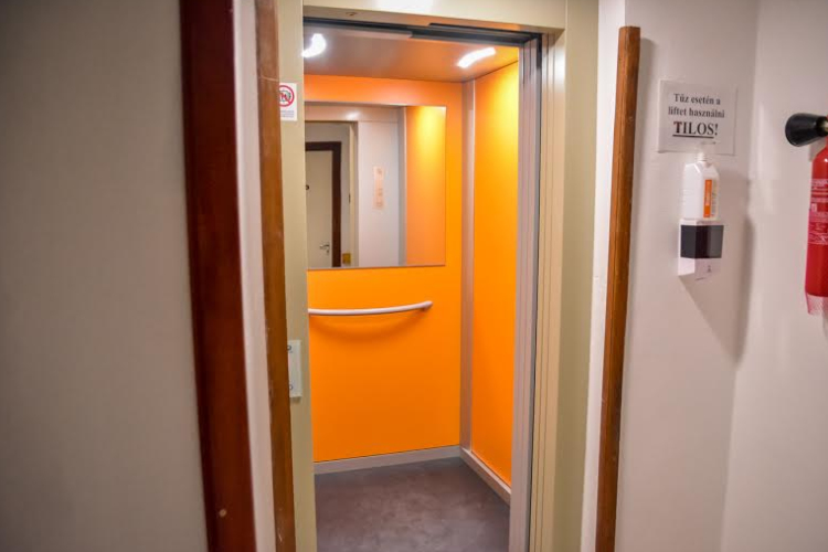 Új liftet kapott a Teveli úti otthonház