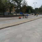 Fugáznak, aszfaltoznak, építik a színpadot a Fő téren