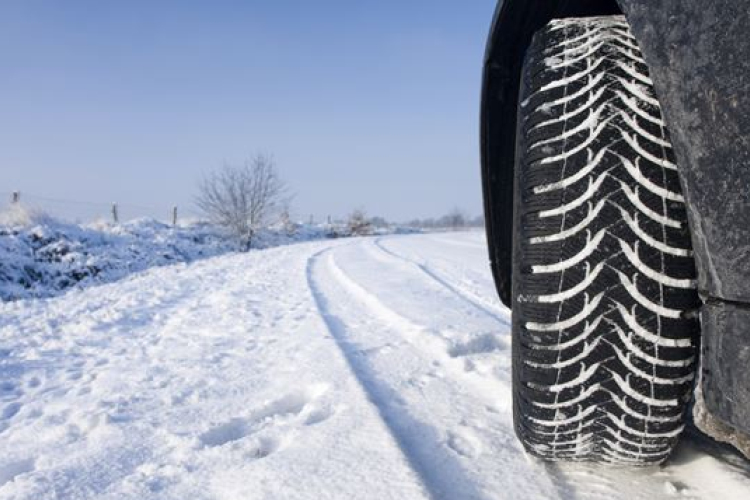 Baleset: Egymásba rohant két autó Tétnél