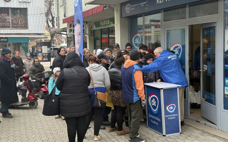 Ételosztást tartott a DK Pápán