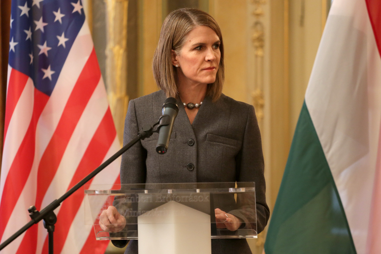 Colleen Bell légi kiképzést tekintett meg Pápán