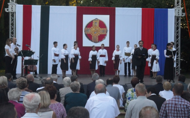 Ma is forradalmi időket élünk - Az államalapításra emlékeztek Pápán